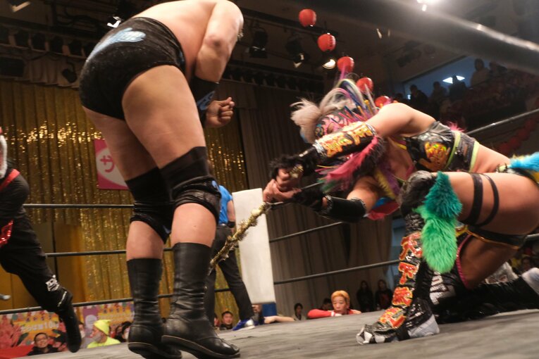 「スターダムをクビになって…」人気女子プロレスラーが初告白　ウナギ・サヤカ“超満員の自主興行”に密着して感じた「不思議な風格」(92)