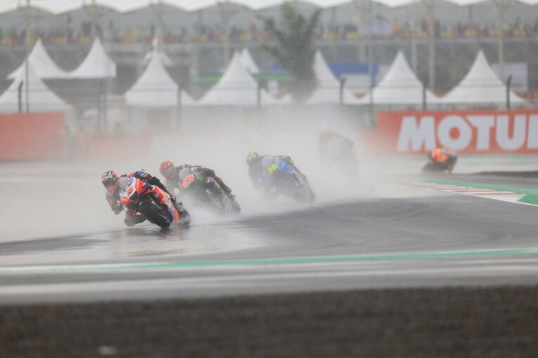 走行ラインは同じなだけに、後続車は前がほぼ見えない　photograph by Satoshi Endo