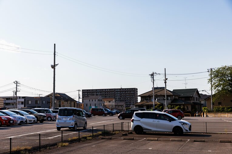 駅周辺には駐車場が目立つ