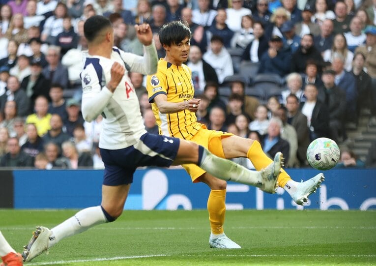 4月18日、トッテナム戦での三笘薫のスーパーゴール【2枚目／全4枚】。左足で完璧に合わせた　©Getty Images