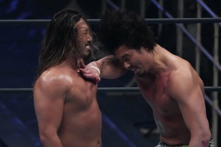 ジェイク・リーのチョップに耐える辻陽太　©Essei Hara