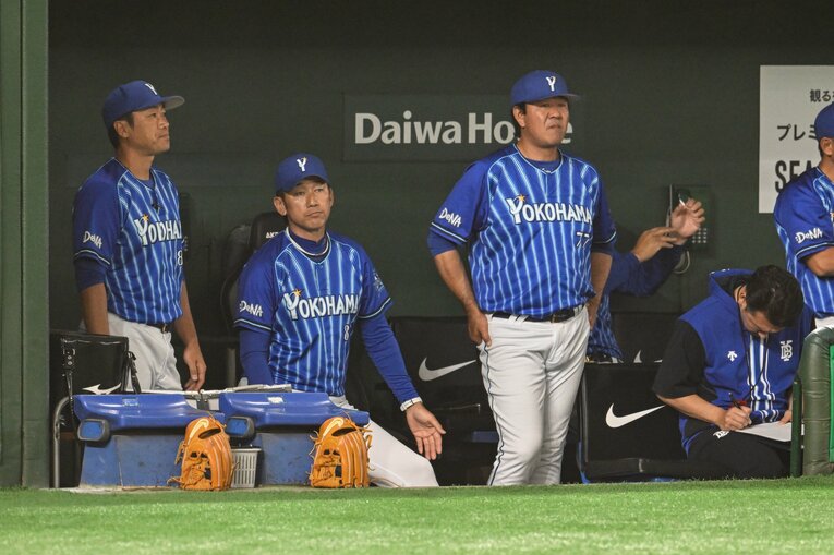 下を向き、メモを取る靏岡（右）　©Nanae Suzuki