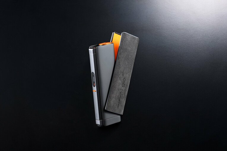 チャージングケースはエンジニアリングの美学を感じさせる、ブラッシュドメタル仕上げ。ラバー加工を施し手に吸い付くような安定したグリップ感を実現。付属のスリーブには上質なアルカンターラ素材を使用。豊かな触感とプレミアムな手触りが、プロダクト体験をさらに高めてくれる