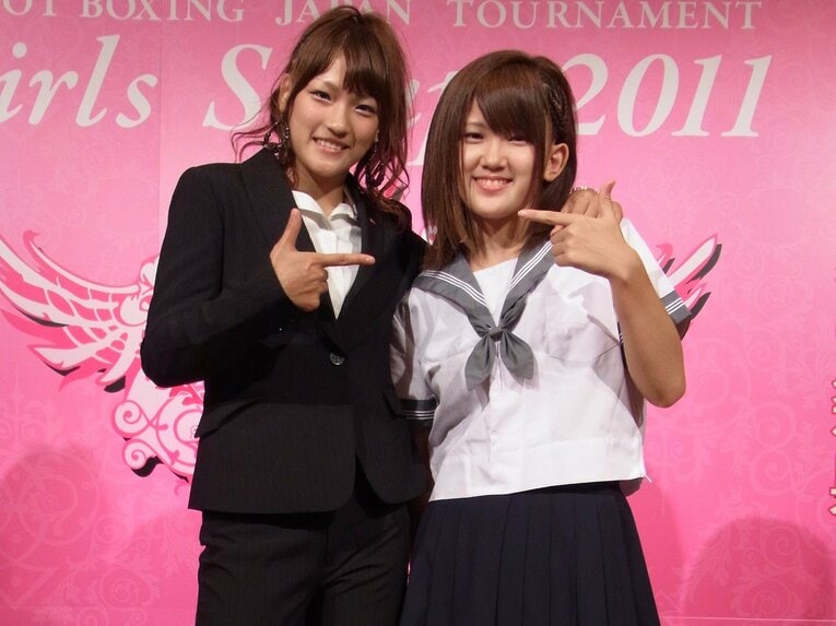 2011年、デビュー戦前日のMIO（右）とRENA