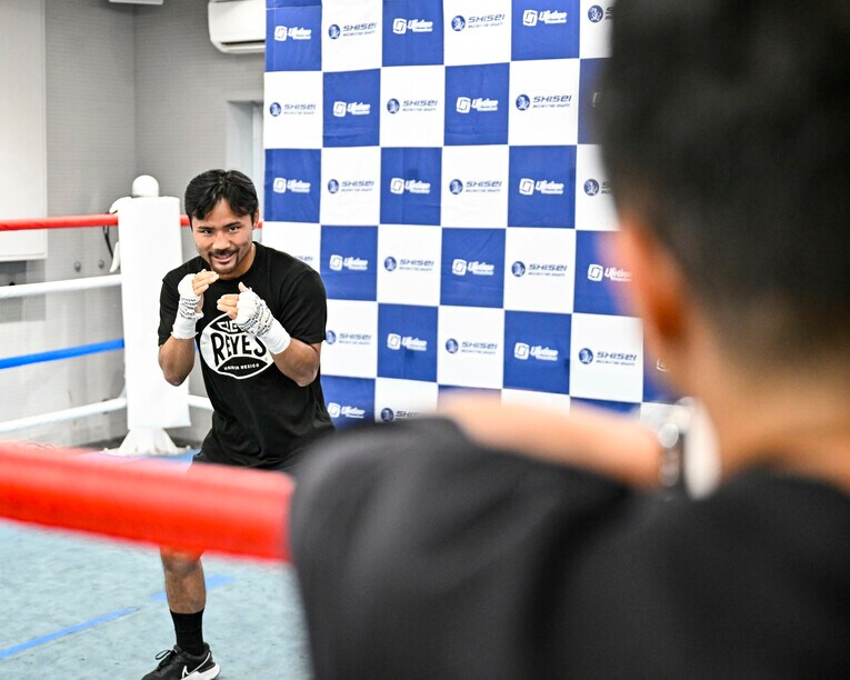 8月19日の公開練習。比嘉大吾は武居陣営の八重樫トレーナーに視線を合わせてシャドーを披露　©Hiroaki Yamaguchi