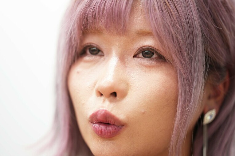 取材に応じる中野たむ　©Essei Hara