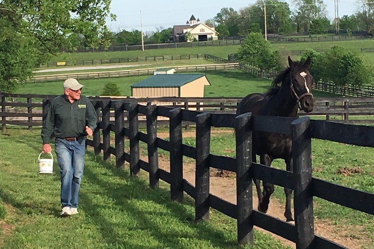 マイケル・ブローウェンとウォーエンブレム（提供：澤井靖子氏）