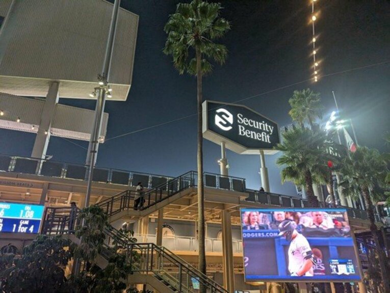 球場外周に並ぶショップにはテラスもあり、食事しながらの大画面観戦も可能　©Aki