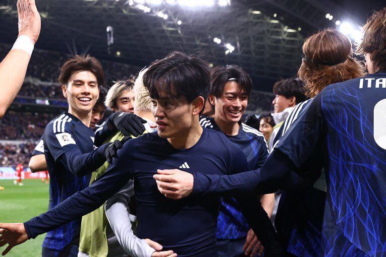 北中米W杯出場を決めたバーレーン戦。チームの2点目を決め、ユニフォームを脱いで喜んだ久保建英（23歳）【1枚目／全2枚】　©AFLO