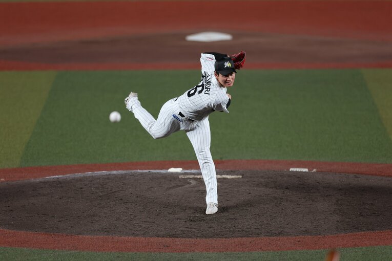 躍動感溢れる投球フォームからキレのいいボールを投げ込む中森　©Chiba Lotte Marines