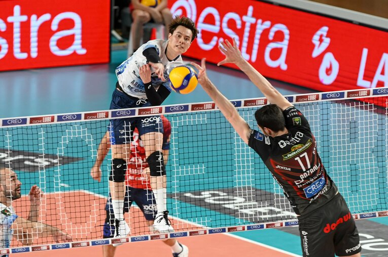 靭帯損傷のケガから驚異の回復をみせ、セリエAの試合に復帰した高橋藍　©︎AFLO