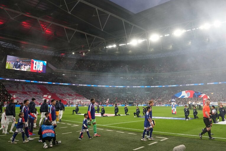 入場する日本の選手たち　©Masashi Hara