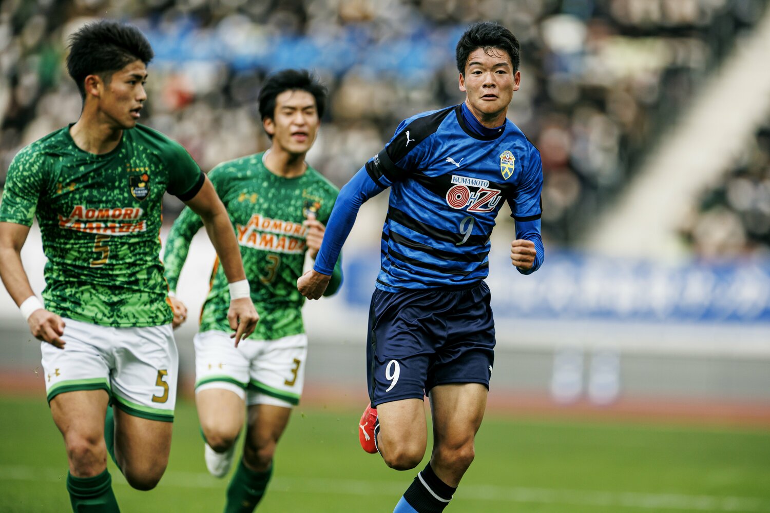 青森山田との決勝戦でプレーする大津FW小林俊瑛（2年）　©︎Kiichi Matsumoto