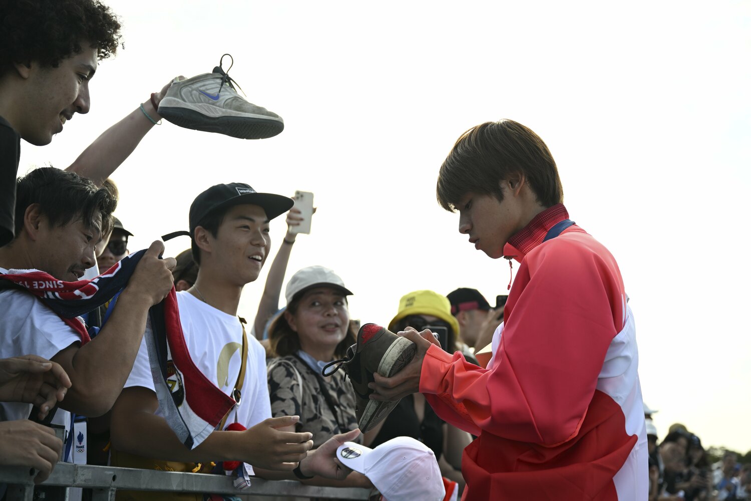 会場に残ったファンのスニーカーにサインする堀米　©Asami Enomoto／JMPA