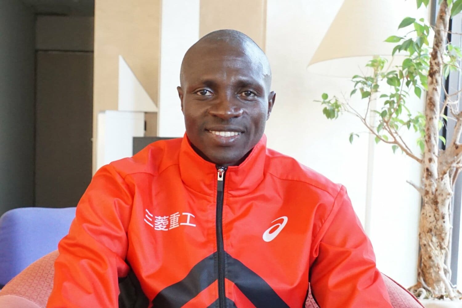 昨年、ケニア人女性と結婚したオムワンバ ©Number Web