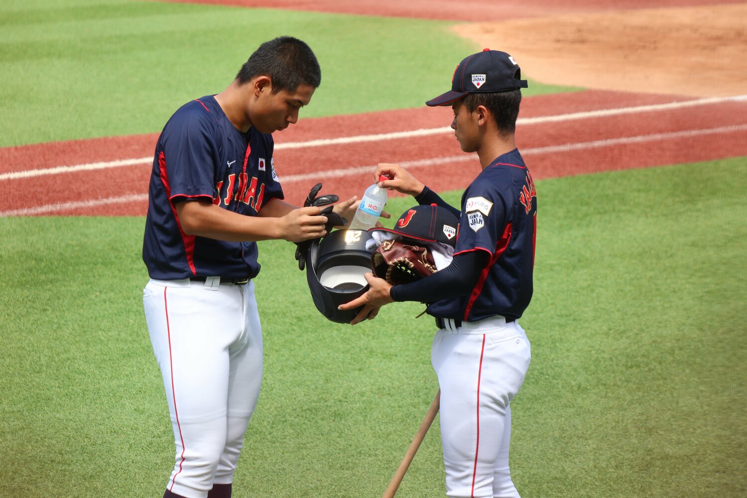 試合出場がない時は献身的にベンチワークに徹した山畑 ©Fumi Sawai
