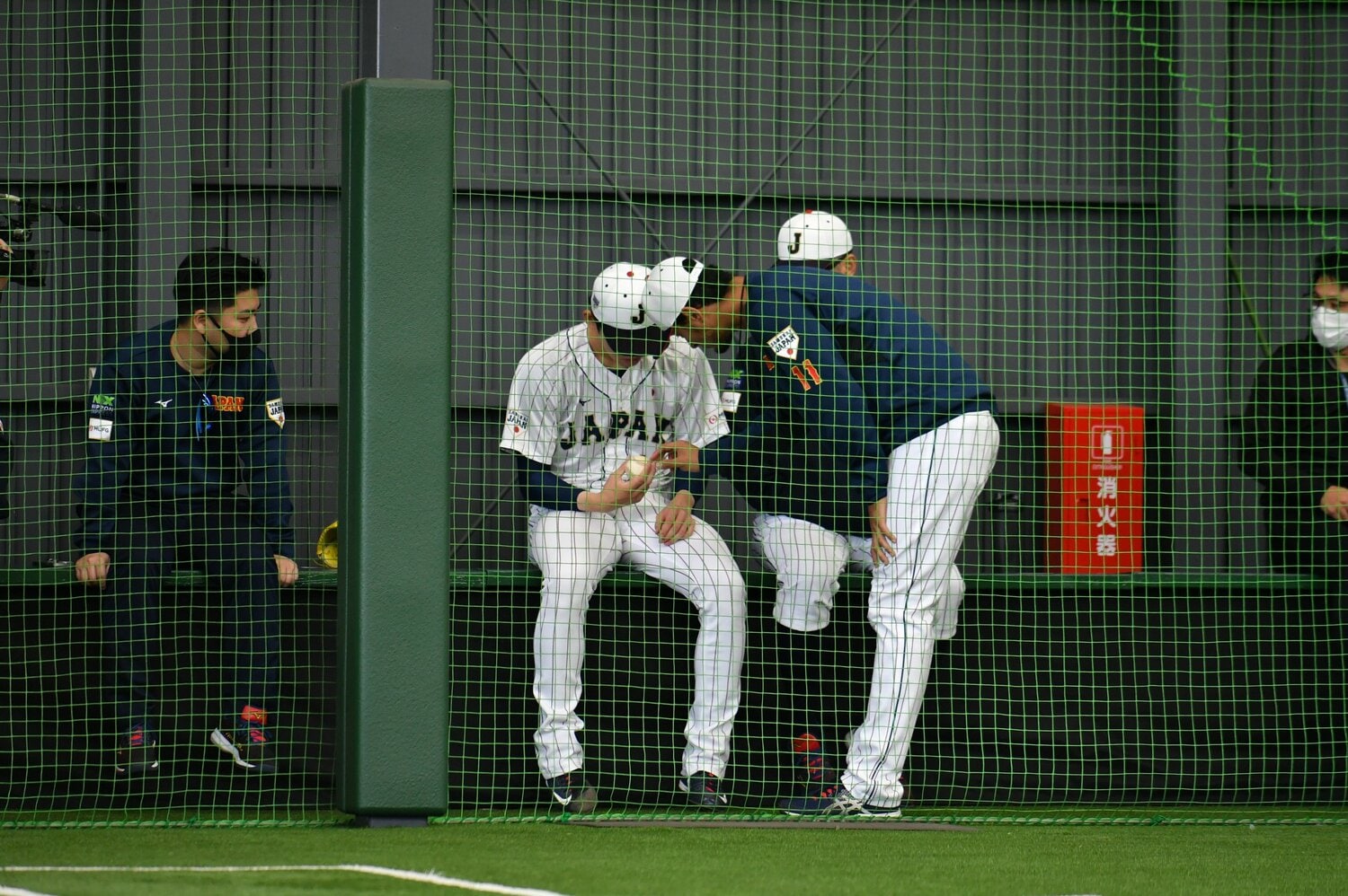 佐々木朗希に丁寧に球の握りを伝えるダルビッシュ　©Hideki Sugiyama