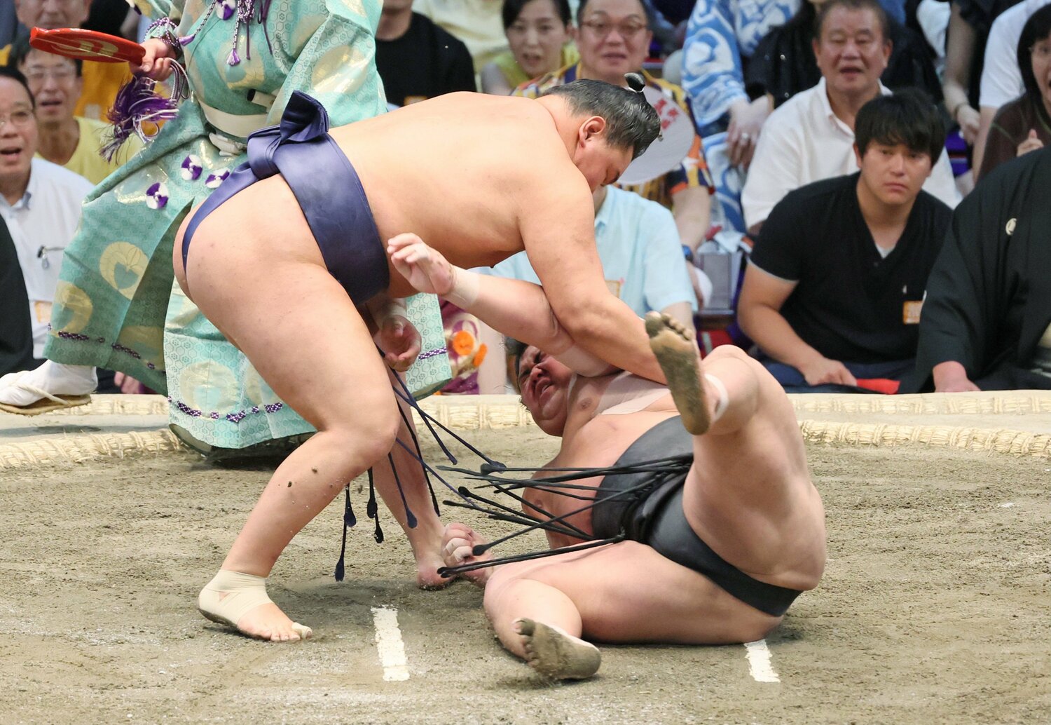 名古屋場所千秋楽。豊昇龍の上手投げに屈し、悔しげな表情を浮かべる伯桜鵬　©JIJI PRESS