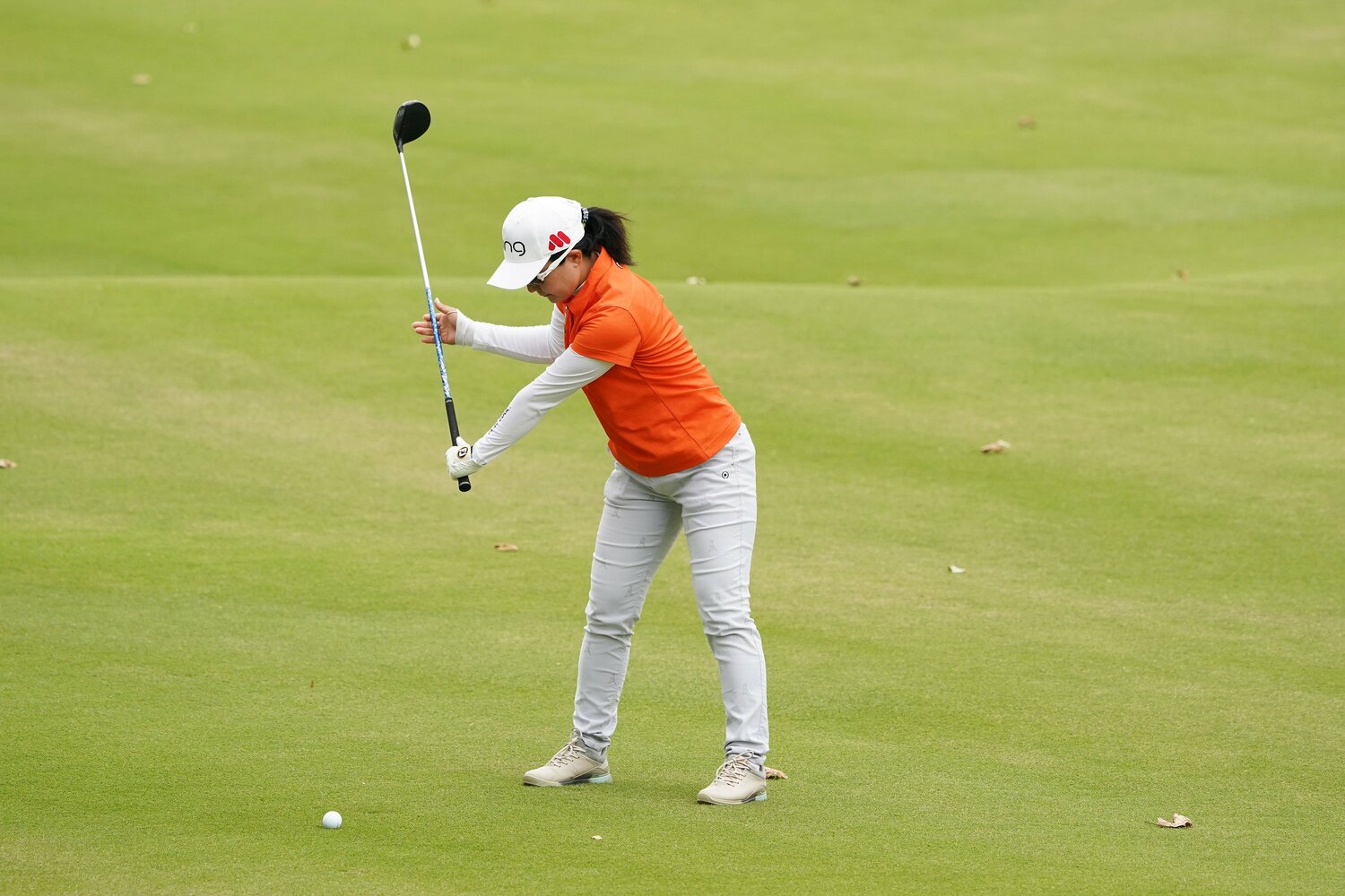 ショットを打つ前にスプリットハンドで素振りをする上原 ©︎Shizuka Minami