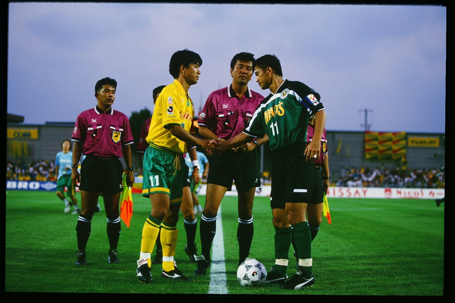 若き日のカズ擁するヴェルディとジェフ時代の江尻©J.LEAGUE