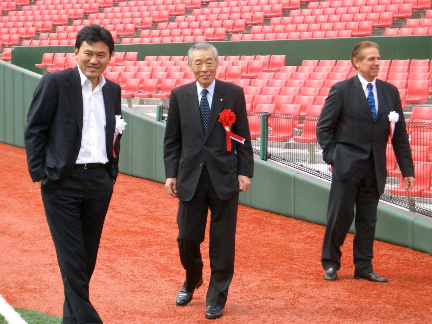 2005年3月、完成式が行われた楽天のスタジアムを視察する三木谷オーナー ©JIJI PRESS