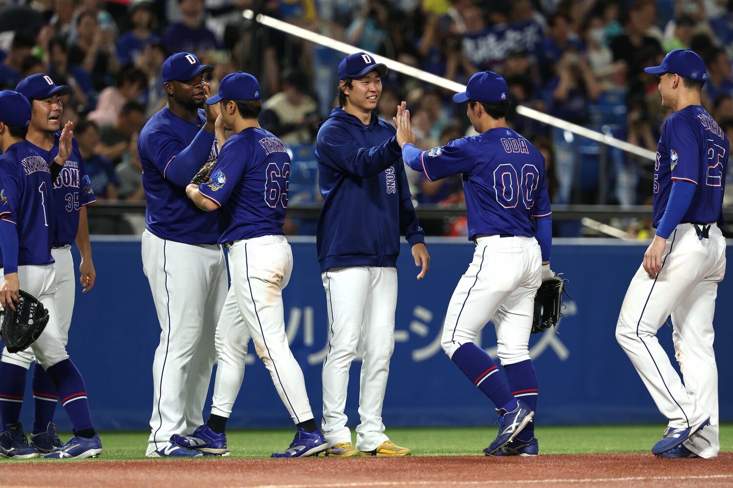 復活の1勝を挙げて喜ぶ高橋宏斗　©JIJI PRESS