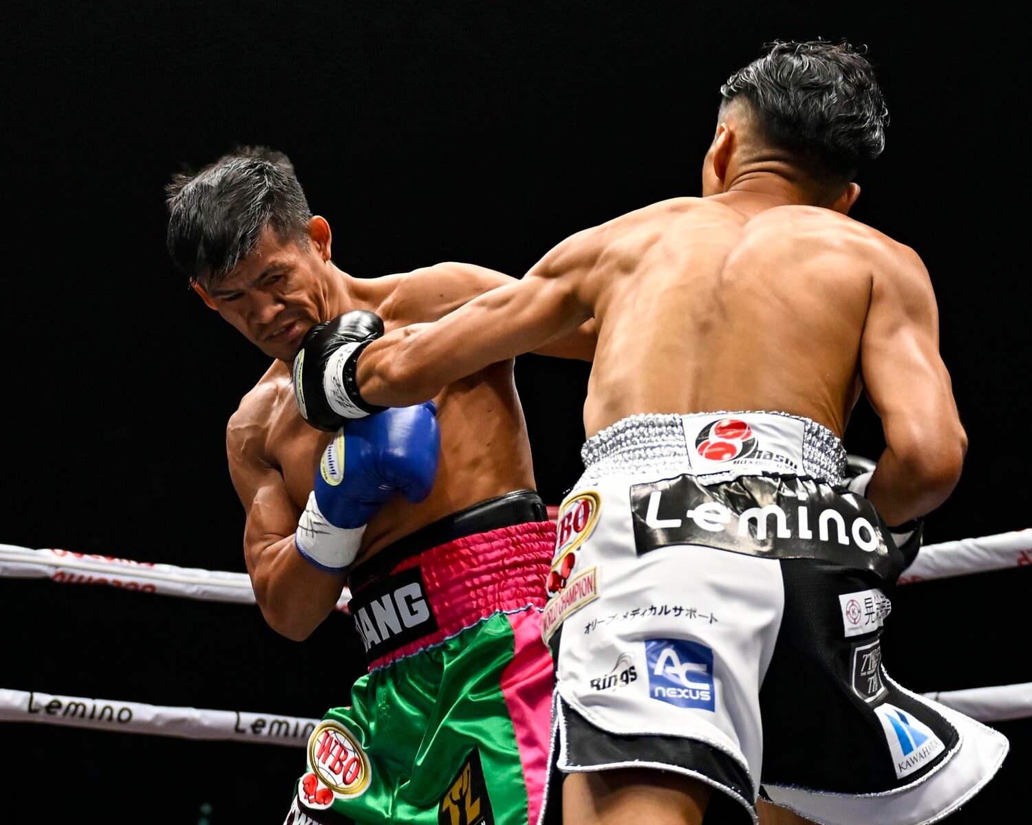 武居由樹の左ロングフックがユッタポンのアゴをとらえた瞬間 ©Hiroaki Finito Yamaguchi