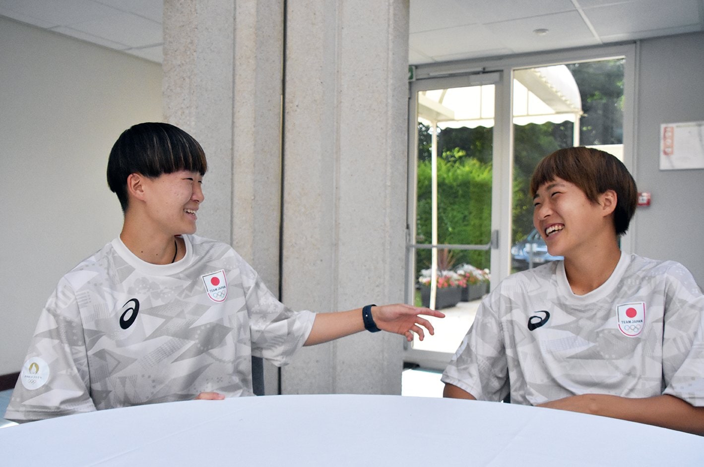 合宿中、NumberWebの対談に応じてくれた藤野あおば（左）と浜野まいか　©JFA/PR