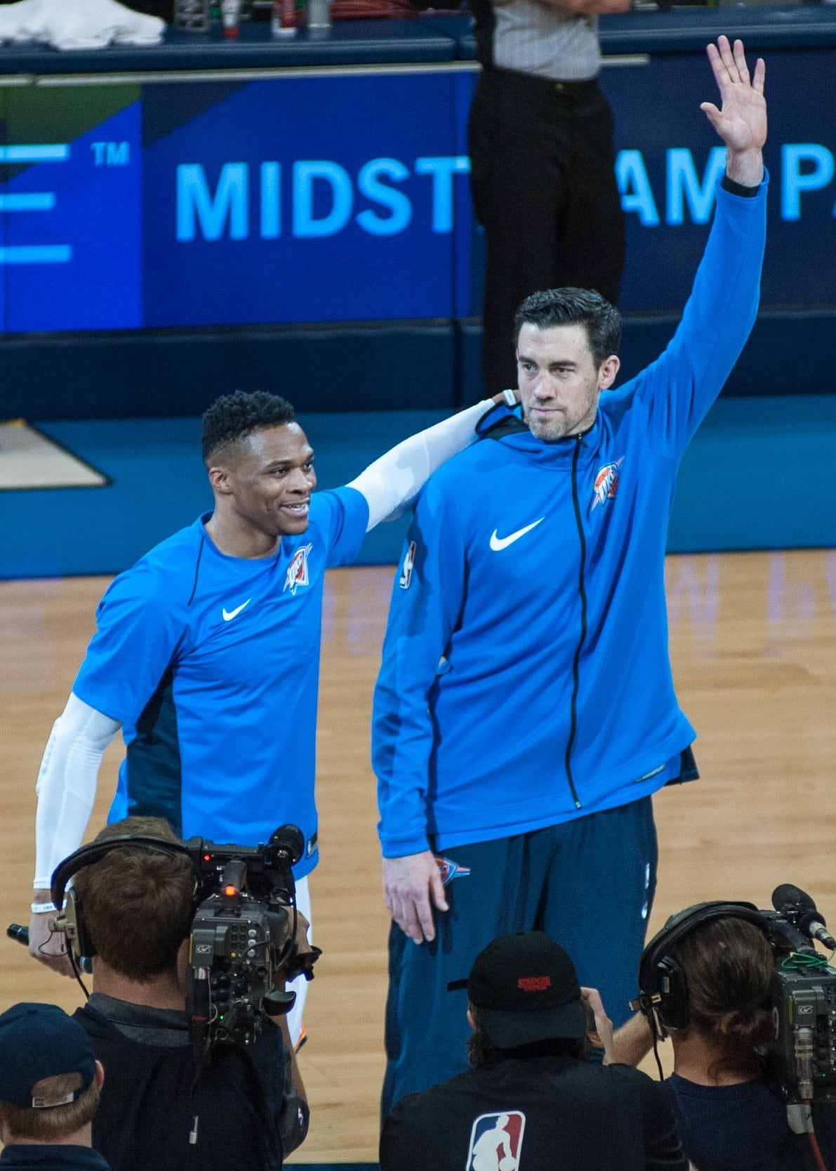 ニック・コリソン（右）と肩を組むウェストブルック　©︎Getty Images