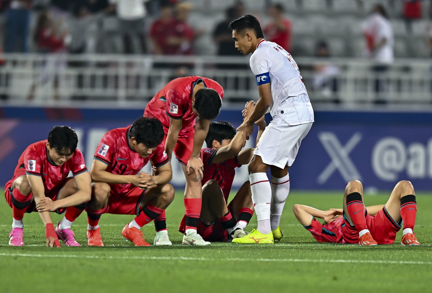 悲哀に暮れる韓国選手を励ますインドネシアの主将リスキ・リド。今後のアジアでの戦いで侮れない存在となりそうだ　©Getty Images
