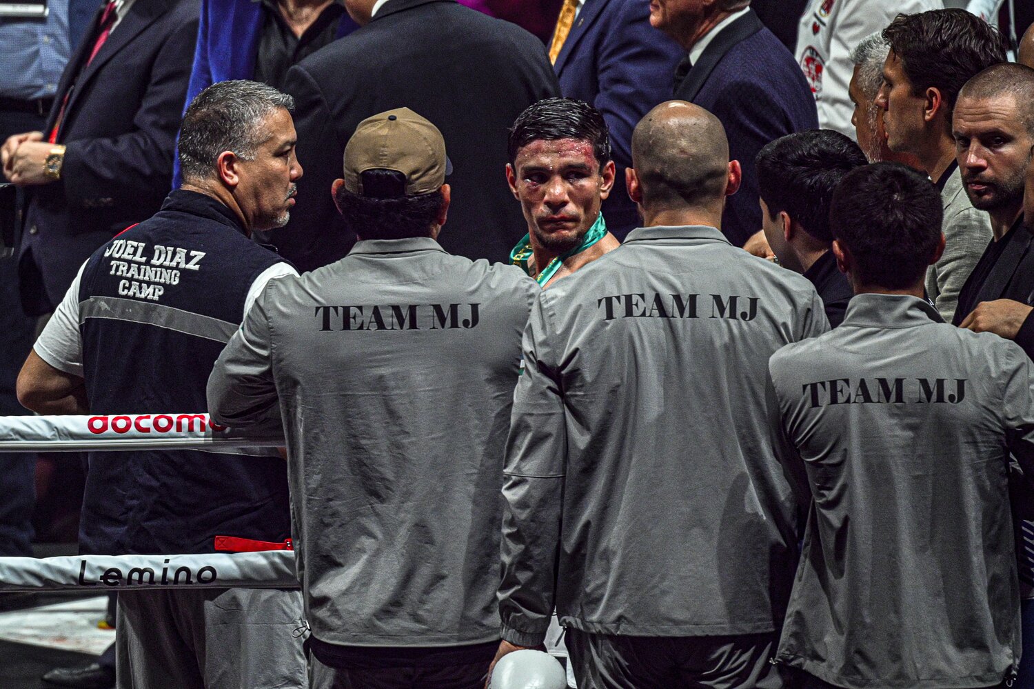 敗戦直後のアフマダリエフ。左が弟のアントニオ・ディアスコーチ、写真奥右の白髪頭が兄のジョエルコーチだ　©Takuya Sugiyama