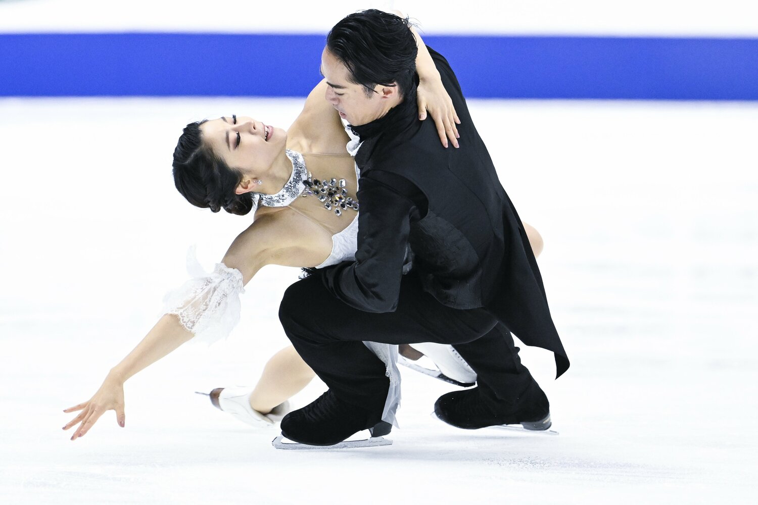 全日本選手権では高橋が最後の最後で支えきれず、転倒。頭を抱えた　©Asami Enomoto