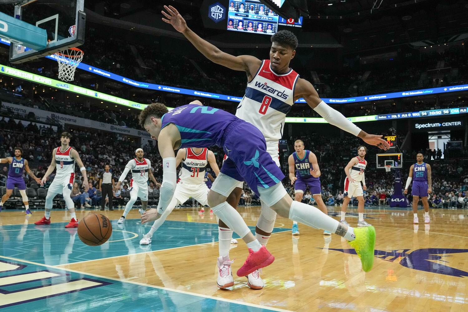 チームを助けるディフェンスも光った八村　©USA TODAY Sports/Reuters/AFLO