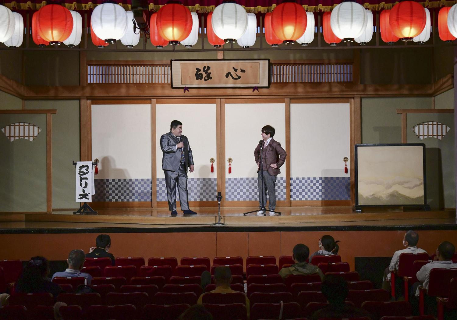 5月1〜11日まで休業要請を受け入れた浅草演芸ホール。客席間はこんなに離れていたのだが……