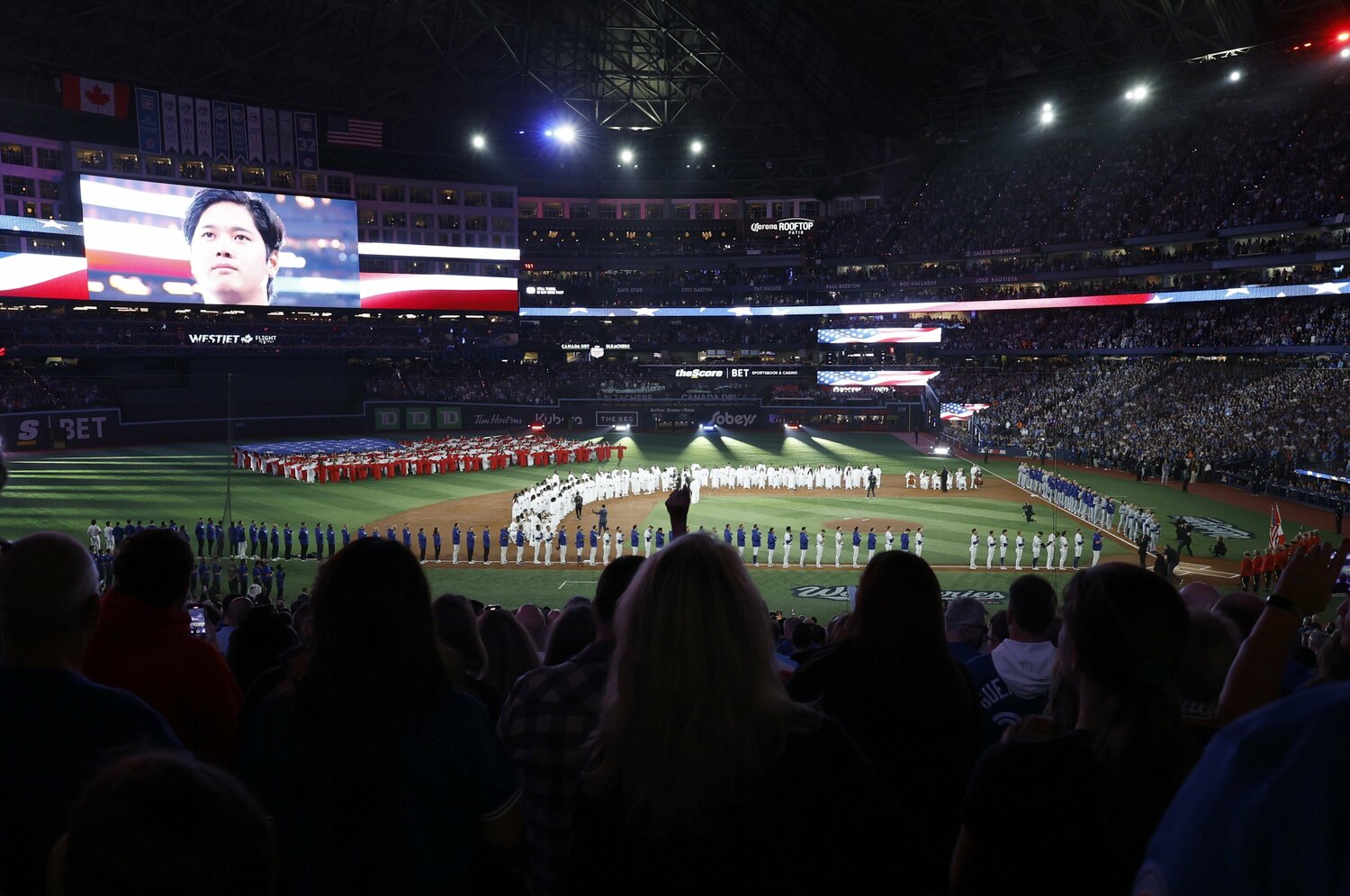 ワールドシリーズのオープニングセレモニー。讃井さんもブルージェイズの一員として登場した　©︎Gina Ferazzi / Los Angeles Times via Getty Image