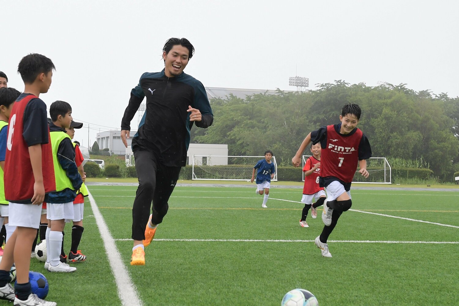 会見の同日に行なったサッカー教室では、子供たちと笑顔でボールを追った　©星野リゾート リゾナーレ八ヶ岳