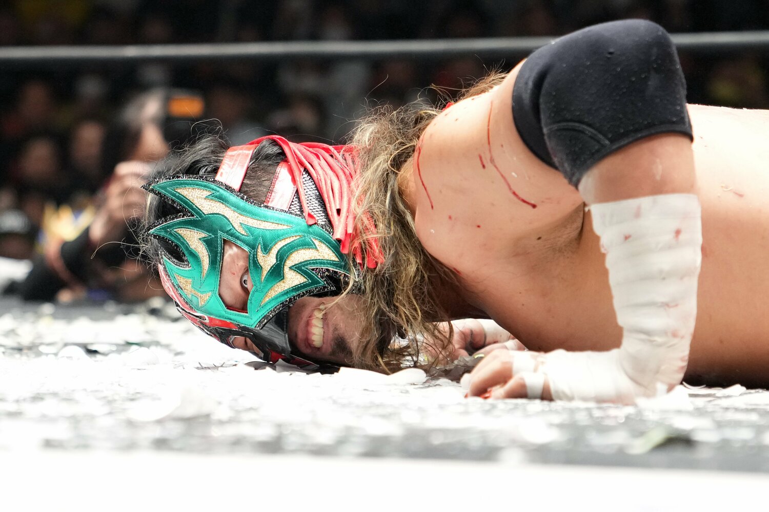 目をむいて蛍光灯の痛みに耐えるエル・デスペラード　©Masashi Hara