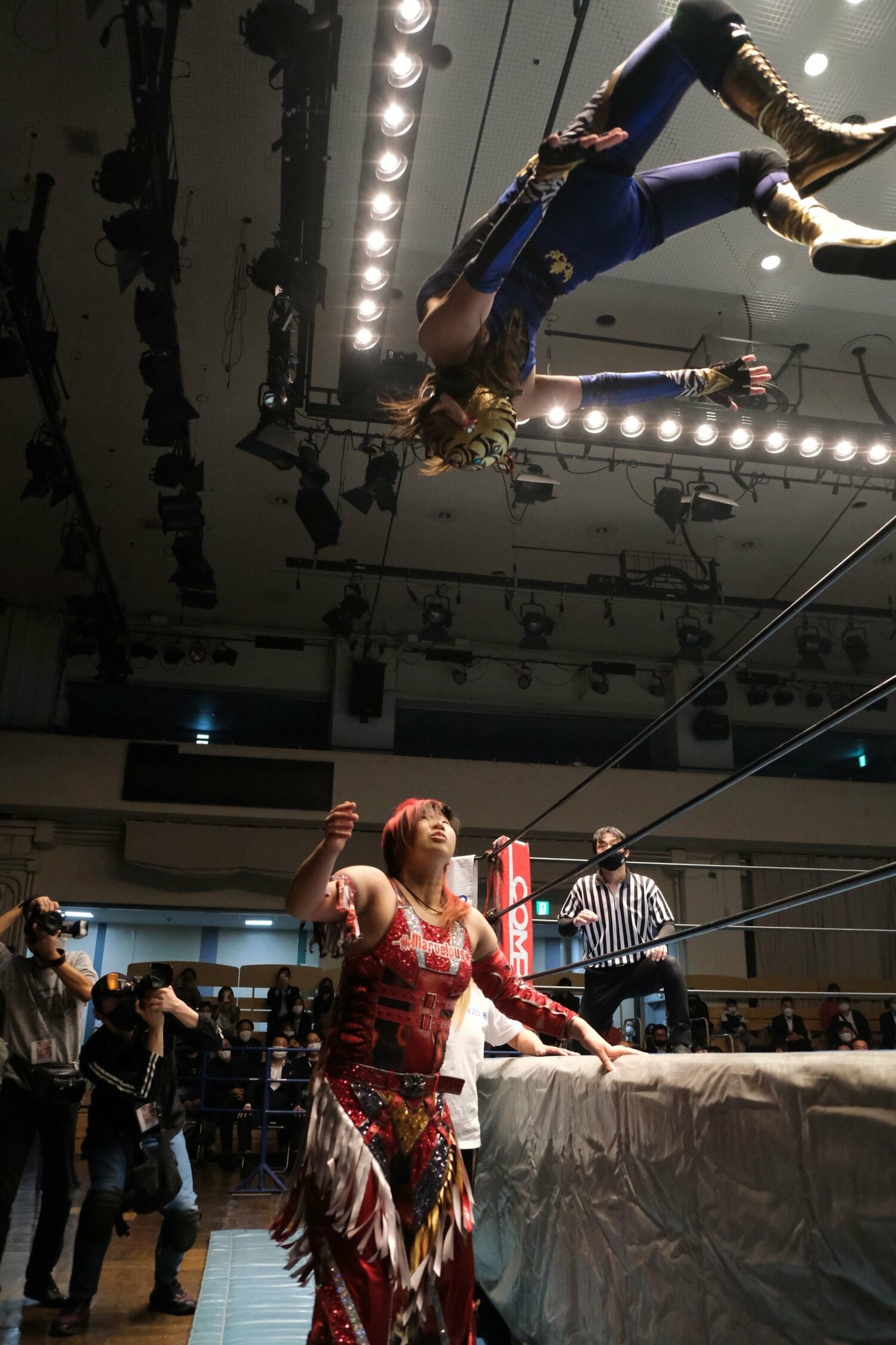 いきなり飛び出した、コーナーから場外へのケブラーダ