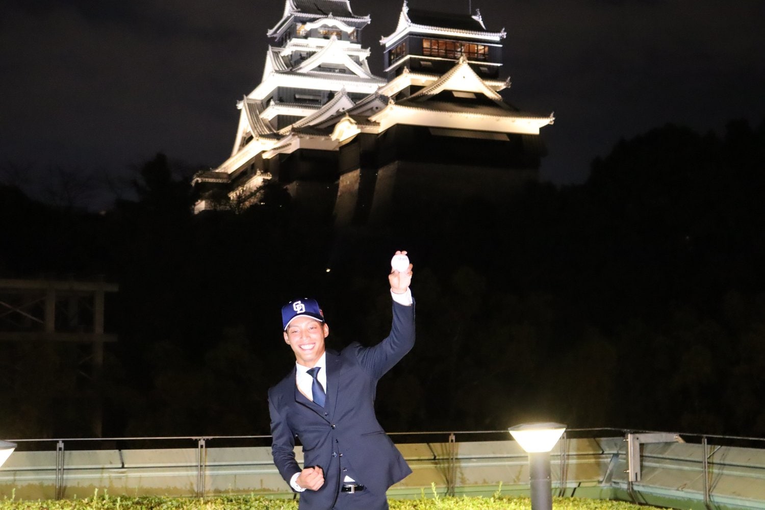 熊本城をバックに笑顔の石森　©Kou Hiroo