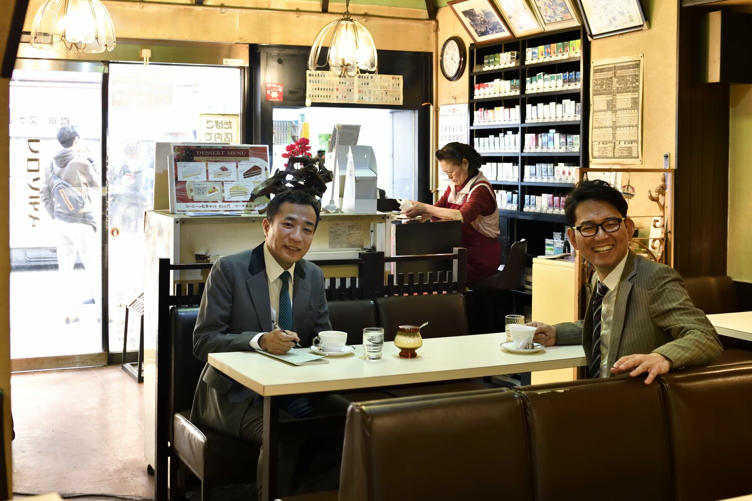 浅草の純喫茶「ブロンディ」にて、相方の土屋伸之と撮影　©BUNGEISHUNJU