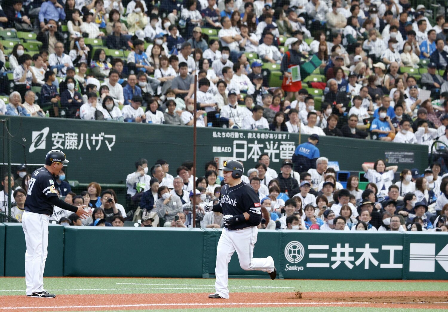 古巣・西武ファンの前で満塁ホームランを放った山川　©Kyodo News