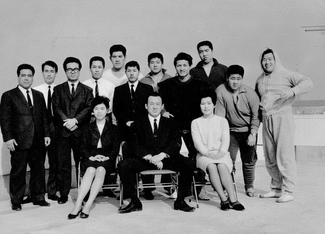 国際プロレスの集合写真。前列中央が吉原功社長／井上さん提供