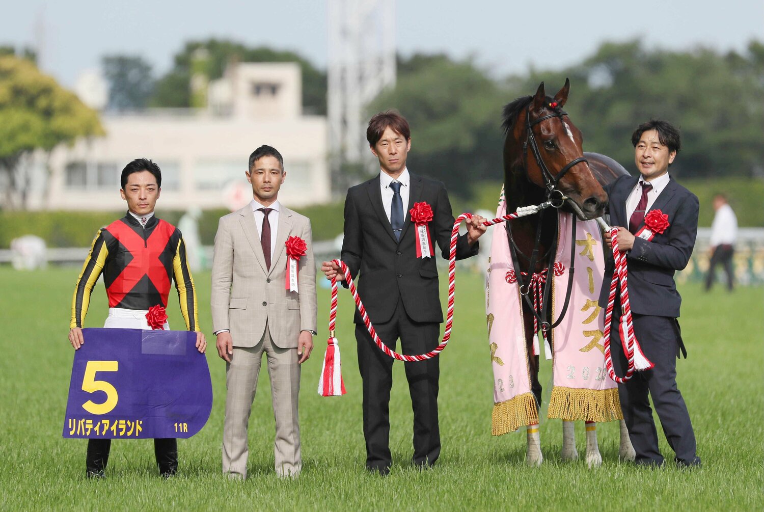 オークス優勝時の「チーム・リバティアイランド」 ©JIJI PRESS