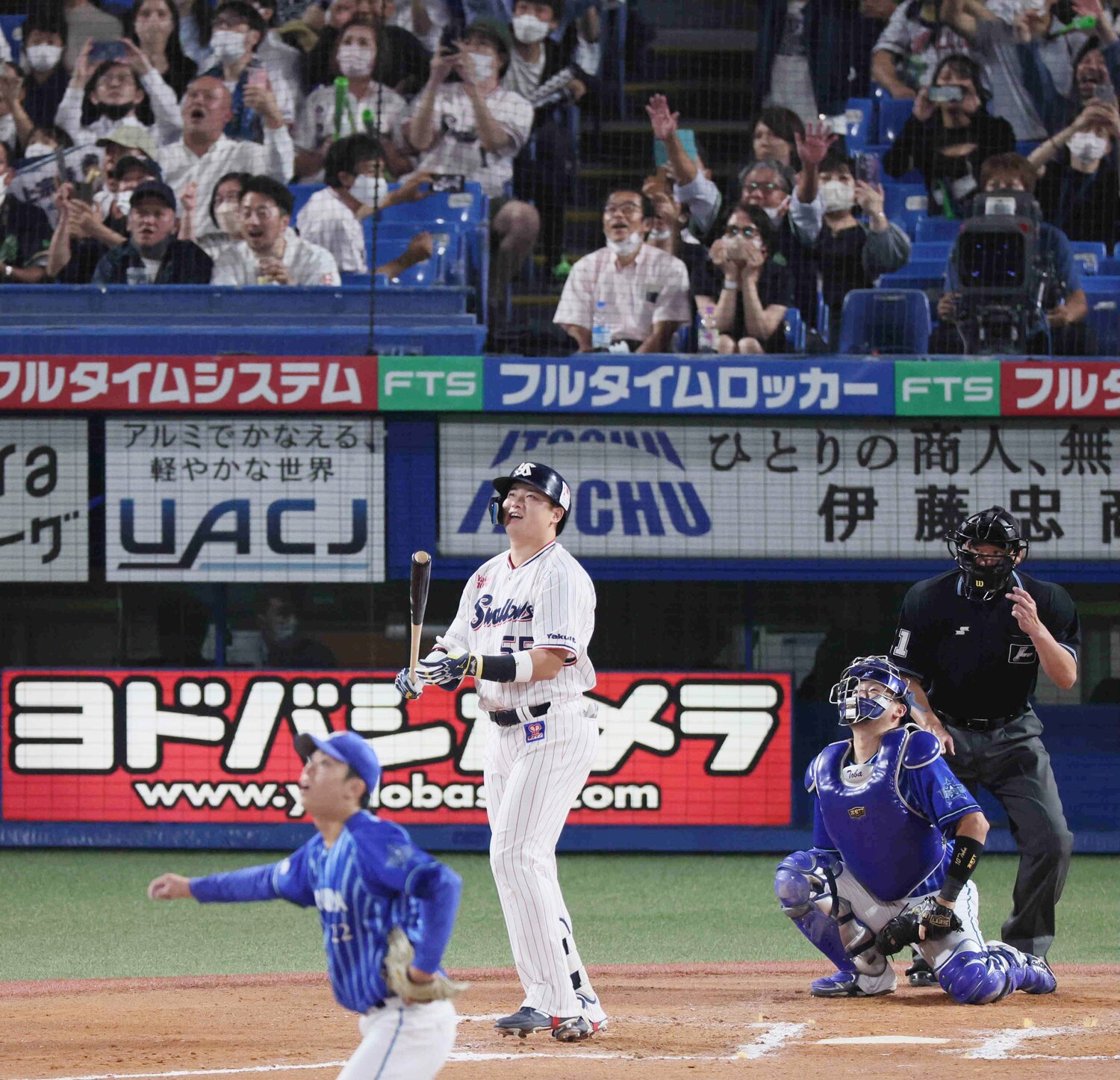 56号本塁打を放った村上　©JIJI PRESS