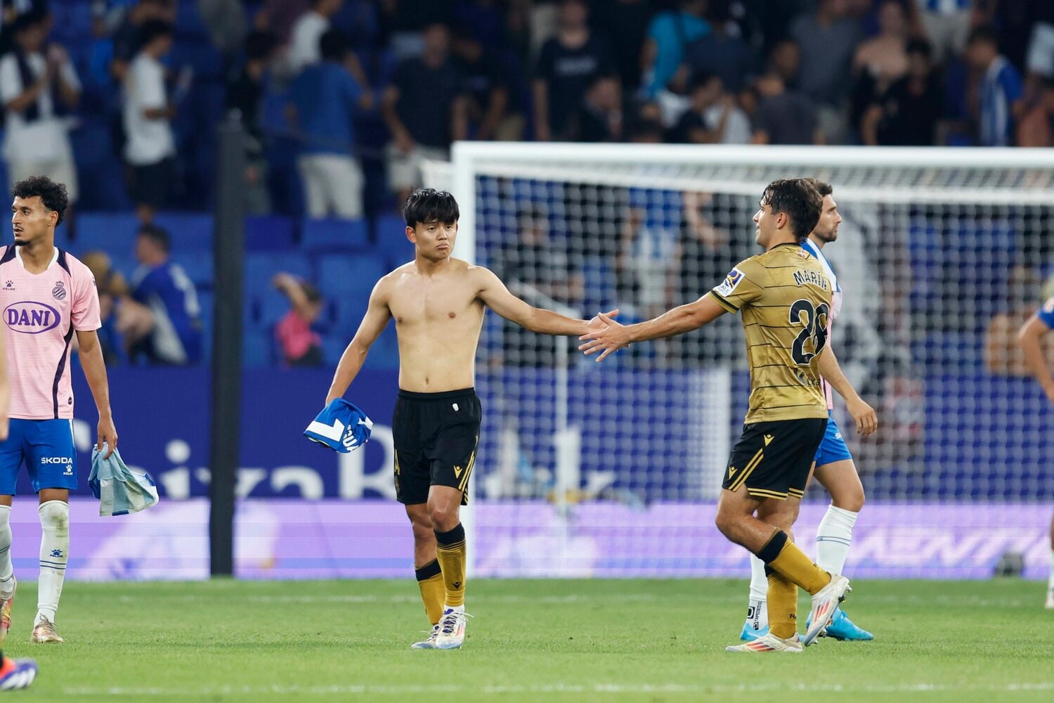 サポーターの元は向かわず、一足先にロッカーへ向かった久保