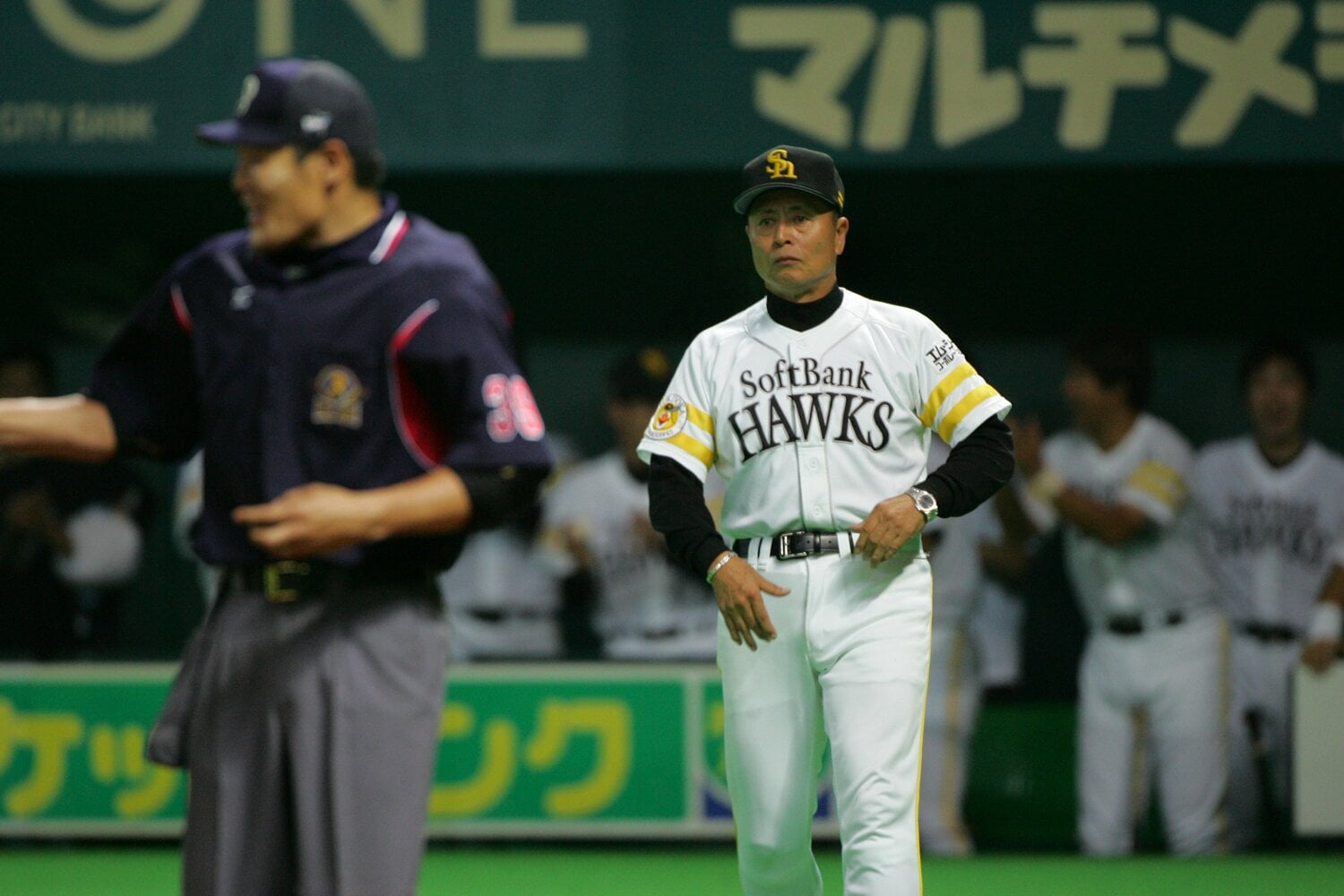 9回裏一死、川﨑宗則が高いバウンドのゴロを三遊間に放ち、今江敏晃がジャンプして捕ろうとしたが届かず、その勢いで三塁に向かっていたランナーの身体にかすってしまう。そのプレーに対し、王貞治監督が審判に歩み寄る　©Hideki Sugiyama