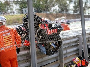 遠藤記者、危機一髪！…コースサイドで遭遇したMotoGPマシンの激しい転倒と、近年大事故が増えた理由