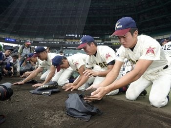 《素朴な疑問》甲子園の土はなぜ“ブランド化”した？ 最初に持ち帰った高校球児は誰か？ 72年前の夏「気づいたらポケットに土が…」＜Number Web＞ photograph by KYODO