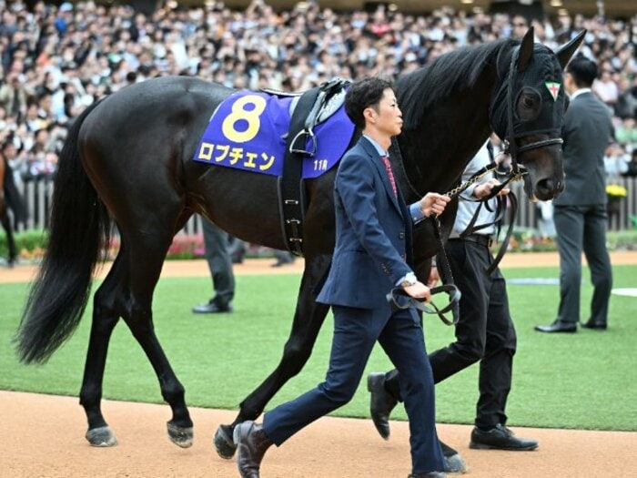 「ゼッケンの下に汗の泡が…」二冠馬ロブチェンの“異変”「出遅れに悲鳴」菊花賞レース前に何が起きていた？ 勝者ゴーイントゥスカイ陣営の“ある予感”＜Number Web＞ photograph by Keiji Ishikawa