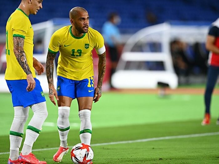 「メッシやペレよりタイトルに愛された38歳」ダニエウ・アウベス “金メダル4日後に母国でフル出場＋小学校でのズル賢さ秘話”＜Number Web＞ photograph by Takuya Kaneko/JMPA